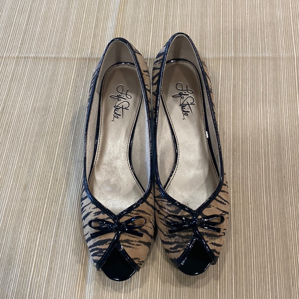 Super cute animal print kitten heel!